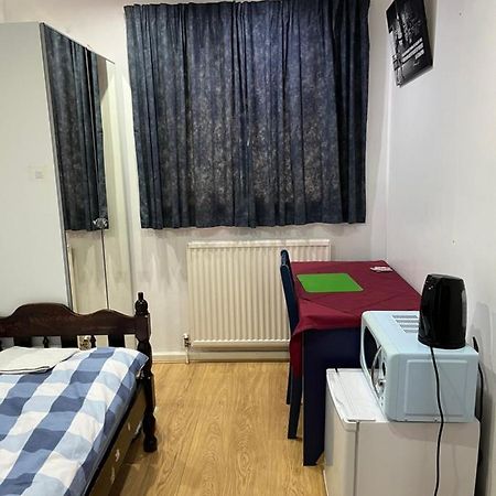 Comfortable Single Bedroom With Free On Site Parking คิงส์ตันอะพอนเทมส์ ภายนอก รูปภาพ