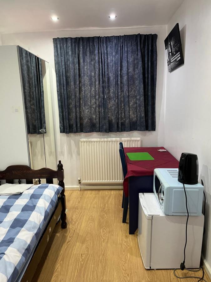 Comfortable Single Bedroom With Free On Site Parking คิงส์ตันอะพอนเทมส์ ภายนอก รูปภาพ
