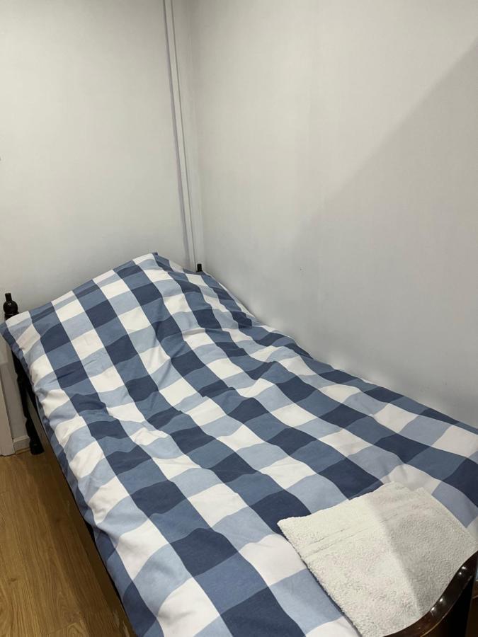 Comfortable Single Bedroom With Free On Site Parking คิงส์ตันอะพอนเทมส์ ภายนอก รูปภาพ